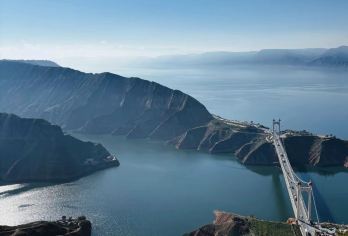 一日游·炳灵寺石窟  兰州定点接+刘家峡大桥+纯玩【不仅是一次自然与人文的双重盛宴，更是一场跨越千年的时空对话。】