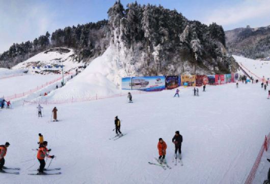 【临安大明山滑雪一日】大明山滑雪票+景交车|大小同价【杭州市内少有的高山户外滑雪场，冬季玩雪胜地，体验驰骋冰雪的快感】