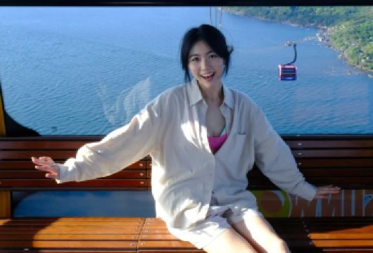 富国岛Hon Thom缆车日游|水上逗趣船, 自助午餐, 接吻桥【乘坐世界最长的三线跨海缆车——Hon Thom跨海缆车，尽享壮丽的全景海景。 在水上逗趣船水上乐园与异域风情主题公园，畅享无限乐趣，体验刺激游乐设施与缤纷滑道。 前往接吻桥，在日落小镇享用包含近70道菜品的豪华自助午餐。】