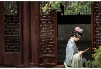 拙政园【含大门票丨1.5H人工讲解丨沉浸式游园丨拼团&包团】【[专业讲解]把历史作为故事讲解给您听，专业导游，精品小团，无线耳麦，拒绝嘈杂混乱~】