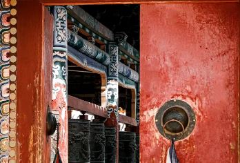 塔尔寺+青海湖+拉脊山+日月山一日游【8人小拼团+市区接送】【[线路特色]塔尔寺丨在信仰的磁场里，寻找内心的力量 ；转经筒摇动的不只是经纶，还有被世俗揉皱的心声】