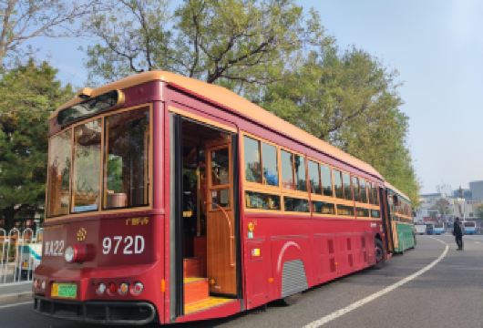 北京大美中轴线日景观光巴士（打卡永定门+天安门+故宫+鼓楼）【1、观光巴士采用新型仿古铛铛车，游客可游览15处古都之脊的文化遗产，体验壮美有序古今交融的城市画卷。】