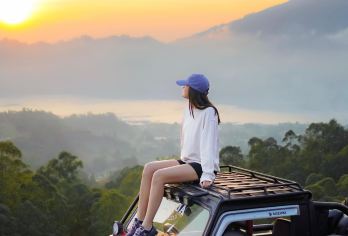 巴杜尔山日出吉普车一日游（含摄影师）【欣赏巴杜尔山和巴杜尔湖令人惊叹的日出——乘坐舒适的四轮驱动吉普车到达火山口！ 跟随导游讲述火山历史故事，探索过去喷发留下的黑色熔岩原 与我们的专业摄影师一起捕捉难忘的时刻——无需自拍，您的所有回忆都被记录下来！】