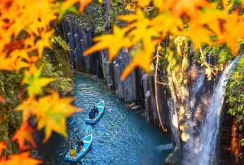 【九州游船一日游】上色见神社·宫崎高千穗·阿苏火山|熊本往返【探访九州秘境峡谷 —— 高千穗峡碧绿溪谷与断崖交织，乘船穿梭其间，宛如走入神话世界。】