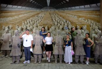 西安必看私人一日游：兵马俑-城墙-回民街【欣赏世界上*伟大的人造奇迹——兵马俑。 您可以悠闲地漫步于西安古城墙，或选择骑自行车游览，感受习习凉风，俯瞰壮丽的城市景观。 品尝穆斯林区丰富多样的当地小吃和风味。】