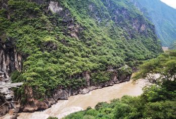 从丽江出发的虎跳峡一日徒步路线【峡谷上游风景*为优美，其中包括充满挑战但又令人欣喜的“28个弯道”，这里可以欣赏到徒步旅行中*具标志性的全景。 下到河边，近距离观赏传说中的虎跳石。】