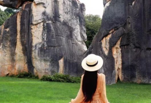 云南+昆明+石林风景区一日游【领略奇峰危石/可选15人小团】【游览国家5A级景区“石林地质公园”，身临其境感受不一样的喀斯特奇观！】