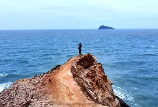 东山岛+南门湾+苏峰山环岛公路+鱼骨沙洲一日游+随拍都出片【用左耳去听听，南门湾的风在倾诉什么。一部《左耳》，一季《我们来了》，将这座满是故事的东山岛拉入镜头。】