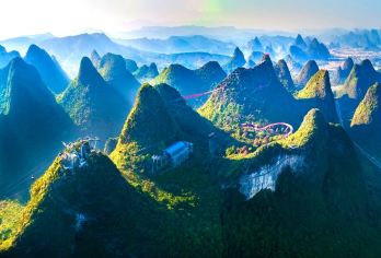 探索阳朔**景点：漂流、如意峰缆车等【沿着清澈见底的漓江漂流，周围是中国独有的令人惊叹的喀斯特山峰。 乘坐缆车到达如意峰，欣赏阳朔广阔乡村的全景。 在旅途中，您不仅可以欣赏美丽的风景，还可以体验中国文化。】