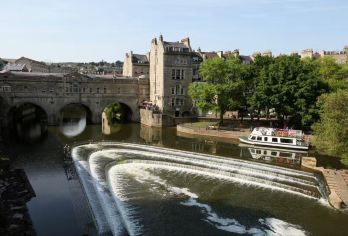 英国巴斯小众旅游路线：巴斯小镇3处景点+侏罗纪海湾一日游【巴斯修道院：宏伟的哥特式建筑，拥有56块讲述耶稣生平故事的彩色玻璃窗，体验中世纪宗教艺术的震撼】