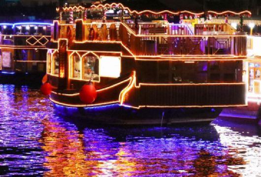 迪拜码头单桅帆船晚餐（含接送和娱乐）【乘坐传统的阿拉伯木制单桅帆船，沿着时尚的迪拜码头享受轻松的夜晚航行， 探索迪拜丰富的文化遗产，同时从独特的海滨视角欣赏其现代化的天际线， 晚餐巡游包括素食和非素食菜肴以及 Tanoura 舞蹈等现场娱乐表演。】