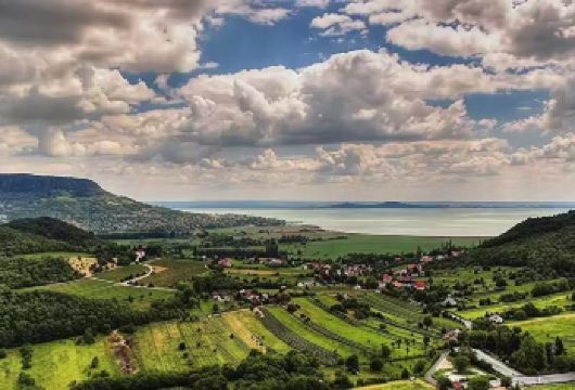 匈牙利布达佩斯+巴拉顿湖+蒂豪尼半岛【布达佩斯10小时往返】【灵活定制：路线可微调，预留自由活动时间，满足拍照、用餐或深度游览需求。】