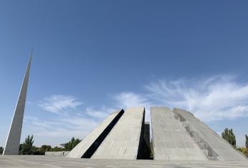 亚美尼亚：埃里温阶梯+种族灭绝博物馆+加尼神庙+包车一日游【无需签证，说走就走，欧洲云端村落的石屋碉楼错落，老妪编织斯瓦涅季羊毛披肩的织机声回荡；圣玛利亚教堂俯】