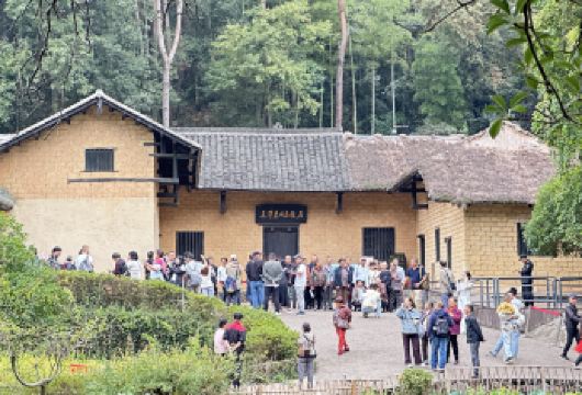 韶山毛泽东故居+刘少奇故居+铜像广场+纪念馆纯玩一日活动无自费【[惊喜赠送]毛主席像章+红领巾+矿泉水+韶山环保车+含午餐+毛泽东铜像敬献花蓝+讲解耳麦，全程】