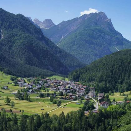 意大利威尼斯出发皮耶韦迪卡多雷-科尔蒂纳丹佩佐一日游