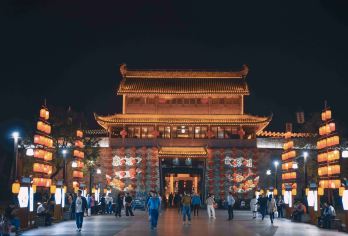 徽州古城夜游｜含徽府有喜·行进式演出｜古城沉浸式夜游【亮点一：黄山市歙县大型沉浸式演出，传统徽文化与现代戏剧演出相结合，古风音乐现场及原创的跨界rap！】