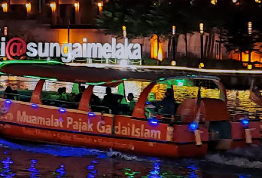 从吉隆坡出发，乘坐三轮车和河上游船，探索马六甲的夜间文化遗产【文化遗产漫步和地标 - 探索鸡场街、和谐街、荷兰广场、圣保罗山和基督教堂。三轮车探险 - 乘坐充满活力的三轮车穿过马六甲迷人的街道。风景秀丽的河上游船 - 在马六甲河上放松身心，欣赏城市灯光在水面上舞动。】