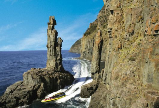 澳大利亚布鲁尼岛+冒险湾游船之旅【多套餐可选/可选自驾前往】【近距离欣赏高耸海崖、深海洞穴与“呼吸岩”，穿越狭窄海缝，感受塔斯曼海与南冰洋交汇的磅礴力量。】