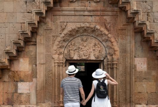 霍尔维拉普、诺拉旺克私人之旅（含可选品酒）【参观科尔维拉普寺，欣赏亚拉腊山的壮丽景色。探索坐落在壮观的红色岩石峡谷中的诺拉旺克寺。 探索鸟洞（阿雷尼-1洞），这是一处重要的考古遗址，也是世界上已知*古老的酿酒厂之一。 了解亚美尼亚的古老历史、文化和传统。可选择在当地酒庄品尝亚美尼亚葡萄酒。】