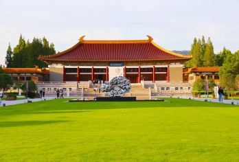 南京博物院+南京总统府+大报恩寺遗址景区+中山陵景区+夫子庙【大报恩寺+夫子庙+总统府+南京博物院+中山陵精品团】