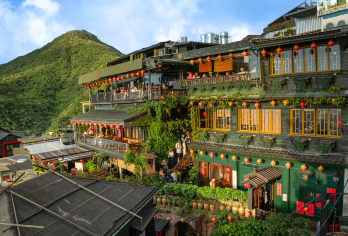 黄金瀑布+十分老街+九份老街一日游【台北出发】【探秘黄金矿脉奇观：邂逅阳光下流淌的熔金飞瀑，水雾折射出巨龙鳞甲般幻彩】