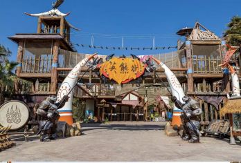 清远长隆森林王国探寻秘境一日游【小车往返+含门票+一单一团】【丨沉浸式动物互动丨搭乘复古蒸汽小火车穿越非洲大草原，观动物大迁徙丨登顶狮王摩天轮俯瞰森林全景丨】