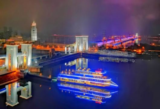 宜昌交运长江夜游游船夜游『含船票+回程车』过船闸体验水涨船高【[品质保证]一站式旅行服务，纯玩无购物，不进店，买贵退差，服务保障，值得您选择！】