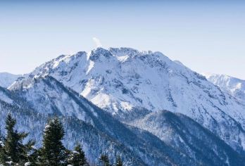 树冰索道「新穗高」&「飞驒大钟乳石洞」一日游|名古屋往返【搭乘入选米其林观光2星级评价的「新穗高索道」二层式索道前往山顶，欣赏北阿尔卑斯山脉的壮丽山景】