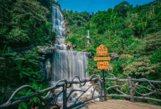 清远古龙峡云天波霸+QQ飞车+笔架山大瀑布一日游@私家团含票【丨畅享笔架山漂流丨观208米九重飞瀑丨云天玻霸玻璃平台看群山之巅丨】
