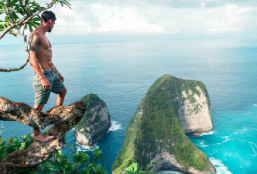 佩尼达岛西部一日游（精灵沙滩、破碎沙滩、天使湾和水晶湾）【探索努沙佩尼达岛标志性的西海岸，这里有精灵沙滩壮观的悬崖，可欣赏令人惊叹的海景并提供**的拍照机会。 参观破碎沙滩和天神浴池（佩妮达岛），这些天然岩层拥有清澈见底的海水，是观光和欣赏独特海岸风光的**之地。 在克里斯特尔湾放松身心，这里以平静的海水和优美的海滩氛围闻名，是游泳、浮潜和旅行后放松的理想之地。】