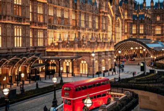 澳门伦敦人度假村（专车接送，不限方向）【红色巴士穿梭英伦街景，卫兵换岗仪式还原伦敦城市符号。】