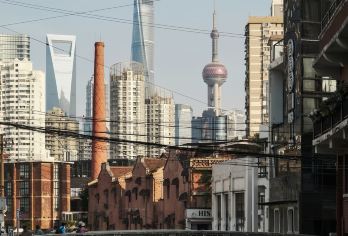 真正的一日上海：经典地标遇见小众景点（私家团/外滩、豫园、田子坊、梧桐区）【以本地方式探索真正的上海，而非墨守成规。我们将参观标志性地标，并探索静谧的小巷。 你将参观当地人喜爱的咖啡和奶茶店，以及艺术工作室，制作一件中国工艺品带回家 这是一次包团，专为您的团队而设】