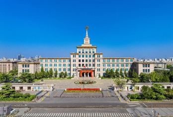 中国人民军事博物馆【2小时精讲+含耳麦】【[主题探索]震撼的巨型展区，陈列坦克、战机、导弹等大型装备，包括功勋武器、激发军事历史的兴趣】