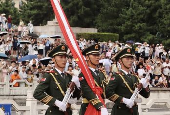 天安门升旗+走团队通道+含深度精讲+含耳麦跟团半日活动【观看庄严的升降旗仪式】