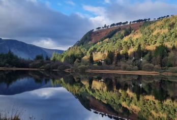 爱尔兰都柏林格兰达洛+威克洛镇一日游【格兰达洛探千年圆塔与修道院遗址，威克洛镇逛彩色渔港，一日串联历史秘境与海岸风情。】