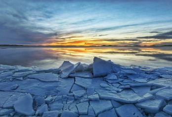 【免费玩茶卡·多套餐可选】茶卡盐湖+青海湖+日月山一日游【[成团保障]封顶8人小团市区规定范围内上门接送，大巴团分站式集合灵活舒适性价比高，多套餐任你选择】
