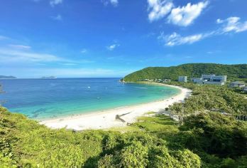 海南三亚呀诺达雨林文化旅游区+亚龙湾热带天堂公园一日游【呀诺达主打户外冒险与黎苗文化，热带天堂侧重高空观景与影视打卡，一日尽览雨林两种打开方式。】