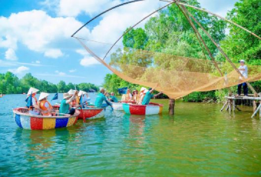 富国岛竹篮船之旅【乘坐传统的竹篮船，巡游富国岛宁静的库坎河，周围环绕着茂密的红树林和未受破坏的自然风光。 探索富国岛热闹的水上市场，选购当地特产，品尝异域风情的热带水果。 欣赏现场演奏的越南传统歌舞表演，沉浸在越南籍文化之中。越南传统歌舞已被联合国教科文组织列为世界遗产。】