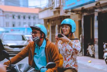 女骑手|胡志明市摩托车之旅（西贡探险）【搭乘由友善的学生导游驾驶的摩托车，穿梭于西贡充满活力的街道和隐秘的小巷。 从历史地标到秘密小巷，只需 3.5 小时即可探索真正的胡志明市。 一边享用当地小吃和清爽饮品，一边与当地导游聊天，了解文化、历史和日常生活。】