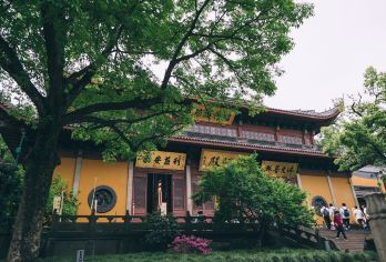 灵隐寺3小时人工讲解 橄榄游●资深导游精讲 小包团【[橄榄游讲师团]他们博古通今，幽默睿智，善于挖掘文物背后的故事，用有趣的方式还原历史真相！】