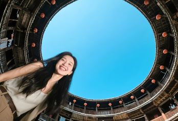 厦门出发云水谣古镇+田螺坑土楼群一日游●特价大小团含接送门票【[亲子甄选·无忧接送]南靖云水谣+高北土楼群+土楼王全景打卡，专车接送含全票，纯玩无忧轻松游】