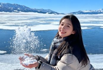 新疆赛里木湖一日游【6人小团+直通车+畅玩4-5H+上门接】【[郑重承诺]伊犁本地旅行社，独立发团。让您的旅途更充实，出行不留遗憾，返程下车站点推荐丝路之光夜市】