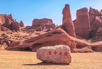 新疆托木尔大峡谷2-6人纯玩小车一日游【无人机航拍】【[景点打卡]5A级景区，全程领略西部丹霞风光，司兼导全程陪同，包含门票区间车】