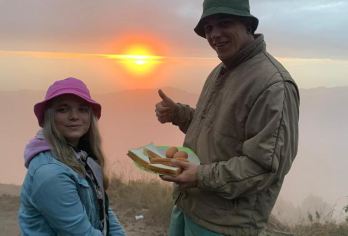 巴图尔火山日出吉普车之旅或徒步旅行，可选活动【壮丽日出峰：乘坐吉普车到达大本营，徒步登上 1717 米高的山顶，欣赏火山全景和巴图尔湖上神奇的日出。 吉普车探险之旅：驾驶越野吉普车穿越黑色熔岩地带，适合所有体能水平的人士。 徒步旅行结束后，可在山顶享用早餐，参观咖啡种植园，泡温泉，或骑 ATV 游览。】