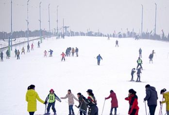 白鹿原滑雪场+白鹿仓一日游*包车出行+打卡雪上舞蹈+关中美食【包车出行、方便自由没有拼车的烦恼、行业多年带队师傅[5座7座9座车型]可选】