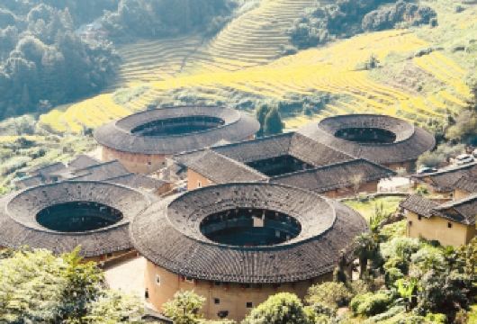 漳州南靖田螺坑土楼群一日游【观四菜一汤】【[闽南特色]中国景观乡村，俯瞰“四菜一汤”水乡风景与客家土楼相结合】