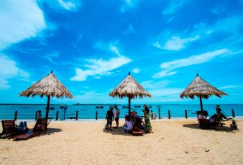 北海银滩+金海湾红树林+江滨海国家湿地公园+侨港风情街【抵达北海银滩，享受阳光沙滩，进行游泳、踏浪等活动。前往金海湾红树林生态区，观赏红树林湿地，体验赶海。】