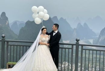 桂林：漓江一日游和阳朔相公山私人旅游【参加这个二合一的旅行团，乘船游览漓江，欣赏相公山美景。 可以选择三星级或四星级船只。 探索桂林和阳朔举世闻名的秀丽风光】