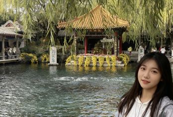 济南趵突泉+千佛山+大明湖一日游【地道午餐/上门接/赠游船】【[品质保证]天天发团，一价全含，全程纯玩不进任何购物店。匠心打造精品一日游，用心服务，让您安心畅游。】