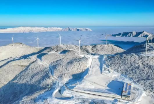 五峰国际滑雪场一日游【滑雪门票（含雪鞋 雪板 雪杖）滑雪场配有初级和中级旅游滑雪下坡雪道，设有先进的魔毯设备。】